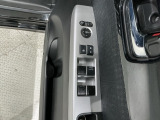 狭い駐車場で便利な電動格納ドアミラーが付いています。