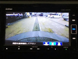 【バックカメラ】運転が苦手な方も車庫入れラクラクです!ギアをリバースに入れれば自動的に切り換わりますので、面倒な操作は不要です♪狭い駐車場もお車を傷つけず安心ですね!
