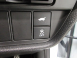 パワーテールゲートの開閉、横滑りを防ぐVSA等のスイッチ類は運転席の右側、手の届きやすい位置にあります。