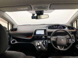 シンプルながら機能性あふれる運転席廻りです。視界性もよく、運転しやすいですよ。