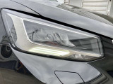 ウイング状のデイタイムランニングライトを備えるLEDヘッドライト。昼光に近い照明によって進路を照らし、昼夜ともに目視しやすく視認性を高め安全性と快適性を向上させます。