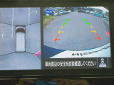 空から見下ろすような視点で、スムーズな駐車と安全確認をサポートする「アラウンドビューモニター」付です。