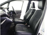 高いホールド性で運転姿勢が安定します。長距離ドライブでも疲れにくいのが魅力です。快適なドライビングライフをお送りください♪