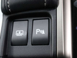 超音波センサーを利用して、車両前方や車両後方の障害物を検知。障害物との距離と接近部位の位置をマルチインフォメーションディスプレイに表示し、同時に音声とブザーでドライバーに注意を促します。