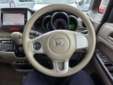 エンジンスタートボタンです。キーが車内にあれば、エンジンの始動・停止はブレーキを踏んでスイッチを押すだけ!キーを取り出す手間を省き、ワンプッシュでエンジンを操作するので簡単でスムーズです。