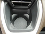 カップホルダーは運転席や助手席からちょうど手の届く位置です!!