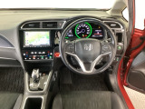 【ハンドル】運転にかかわる様々な操作を安全に行えるように視点移動が少なく操作性に配慮されたスイッチ類が凝縮されたコックピットです。