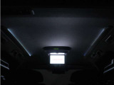夜間に室内を照らしてくれるルームライトです