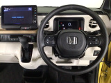 【ハンドル】運転にかかわる様々な操作を安全に行えるように視点移動が少なく操作性に配慮されたスイッチ類が凝縮されたコックピットです。