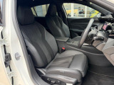 シートはホールド性も高く快適な運転をサポートします。シート材質はアルカンタラアンドテップレザー