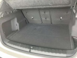 【トランクルーム】全面をファブリック処理し荷物に傷がつくのを防ぎます。ラゲージルーム照明を装着。背もたれをほぼ水平まで倒すことが出来ますので、大きな荷物の収納にも便利です。