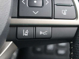 レーダークルーズコントロール(全車速追従機能付)が装備されています。高速道路で定速走行だけでなく、0km/hから約100km/hの広い範囲で先行車との車間距離を適切に保ちながら追従走行ができます。