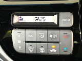 【オートエアコン】一度お好みの温度に設定すれば、車内の温度を検知し風量や温度を自動で調整。暑い&hellip;寒い&hellip;と何度もスイッチ操作をする必要はありません。快適な車内空間には必須の機能ですね♪