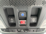 運転席頭上にサンルーフのスイッチ等がついています。