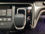 CVT車のセレクトレバーです。低速から高速まで、変速ショックのないスムーズな走りを実現するとともに、エンジン効率のよい領域を維持することで燃費にも貢献します。