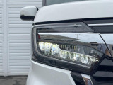 【LEDヘッドライト】悪天候や夜間走行時も良好な視界を確保し安心して運転できる高輝度LEDヘッドライトを装備!点灯速度が早く、消費電力も抑えられています。