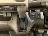 CVT車のセレクトレバーです。低速から高速まで、変速ショックのないスムーズな走りと、エンジン効率のよい領域を維持して燃費にも貢献します。サイドブレーキはスイッチ操作の電子制御パーキングブレーキです。