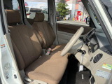 運転席シート廻りは使用感も少なく、良好な状態となっています。前オーナー様が丁寧に使っていたことがよくわかりますね。