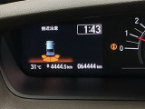 パーキングセンサーシステムは走行中に障害物が迫ると音と表示でお知らせ、低速走行時時の安心感を高めます