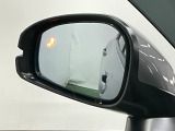ブラインドスポットインフォメーションは走行中、斜め後ろに車両を感知すると、ドアミラー上のマークを点灯してお知らせします