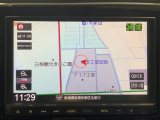 ダッシュボードに自然に溶け込むようにデザインされた純正メモリーナビゲーション。
