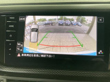 ギアをリバースに入れると車両後方の映像を映し出します。画面にはガイドラインが表示され、車庫入れや縦列駐車などの際に安全確認をサポートします。