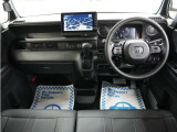 運転にかかわる様々な操作を安全に行えるように視点移動が少なく、操作性に配慮されたスイッチ類が凝縮されたコクピットです。