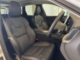 Ultra専用パーフォレーテッドナッパレザーシートは運転席助手席ともマッサージ機能や、シートヒーターベンチレーションといった便利な機能がご利用いただけます。