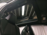 室内に心地いい解放感を。パノラマムーンルーフ付きです。キャンプで星空を眺められます!