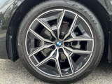 【BMWアロイホイル】軽量かつ強度に拘ったアロイホイル。走行性能ポテンシャルを引き出す設計。車の足元を引き締めてくれる大きなポイントはアロイホイルです。
