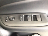 運転席のスイッチで全てのウィンドウの開閉操作を行うことができます。ロックボタンをONにしておくと、運転席以外のウィンドウは作動しないのでお子様を乗せているときなども安心ですね♪
