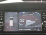 アラウンドビューモニター(車両を上から見たように表示)装着で車庫入れをサポート