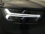 【LEDヘッドライト】ハイビームを先行車や対向車にあてず、その両サイドではハイビーム照射を維持。見える範囲が段違いに広くなりました。北欧神話に登場するトールハンマーをモチーフにデザイン。