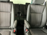 車外に出なくても運転席から3列目シートまで移動が可能です。子育てや荷物が多いときなど利便性が高いです