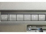 スマートキーや運転席のボタンを押すだけでリアゲートが自動で開閉します!荷物を持っている時や、高い位置にあるバックドアを閉める際に便利な機能です