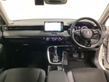 車内は光触媒抗菌消臭施工済です。スタイリッシュなデザインでスポーティなインパネ周りを演出します。グローブボックスやカップホルダーのほかにトレーなどたくさんの収納スペースが付いています。