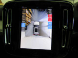 360&deg;カメラが駐車場での運転操作をサポートします。