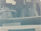 【ヘッドアップディスプレイ】現在の車速表示や目的地へのルート案内やメディア関連のリストを表示する事が可能です。視線移動を減らす事によりドライブに集中して頂けます。