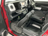【グローブボックス】車検証や保険証、保険関連書類、整備用グローブなどの必要書類・小物を、助手席から運転席へすぐに取り出せる場所に整理して保管できます。車内の小物整理に役立ちます!