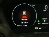 パーキングセンサーシステムは走行中に障害物が迫ると音と表示でお知らせ、低速走行時時の安心感を高めます