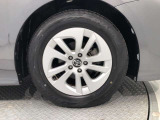 【純正アルミホイール】です!車両デザインに合わせてホイールをデザインしているため、見た目にもカッコイイアルミホイール♪洗車もラクチンで錆びません。
