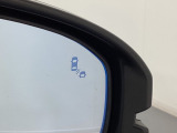 ブラインドスポットモニターを装備。自車の車速が 20km/h以上で前進しているとき、隣接する車線後方に他の車両が走行していることを知らせ、運転者の車線変更などの操作の際の負担を軽減するシステムです。