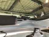 【ドラレコ・後方カメラ】届きにくい後方の視界を映像でカバーし、トラブルの抑止力にもなります。万が一の際、状況を正確に証明できる安心感が、毎日のドライブに落ち着きと確かなゆとりを添えてくれます。