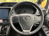 インテリアに合わせたデザインのステアリングは、運転される方のことも考え、運転しやすい形状、大きさです。是非一度、実際に触ってお確かめください。