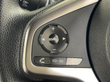 運転中もハンドルでの操作が可能です。特に高速道路等の目が離せない運転時には、便利さだけでなく、安全性も兼ね備えております。