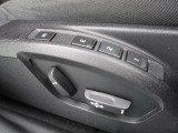 【運転席パワーシート】リクライニングからシートリフターまで、スイッチ一つで簡単にシートの微調整が可能!自分に最適なシートポジションにセットして、快適なドライブをお楽しみください。