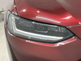 LEDヘッドライトは、点灯の瞬間から最大光量を発揮し、突然暗くなるトンネルなどでの安定感を高めます。