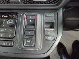ハンドルに近い位置で運転席からも見やすく操作しやすいインパネシフト。パッと見ただけで、どのギアに入っているのかが判断しやすいところもイイですね!