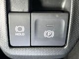 【電動パーキングブレーキ】パーキングブレーキは便利な電動式!ボタン一つで操作でき、アクセルを踏めば自動で解除されます♪レバーやペダルが無いので運転席廻りもすっきりしますね♪