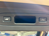 【パワーバックドア】スマートキーや運転席のボタンを押すだけでリアゲートが自動で開閉します!荷物を持っている時や、高い位置にあるバックドアを閉める際に便利な機能です♪